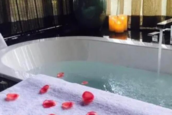 上海青浦水疗池中的失重冥想：当身体学会漂浮